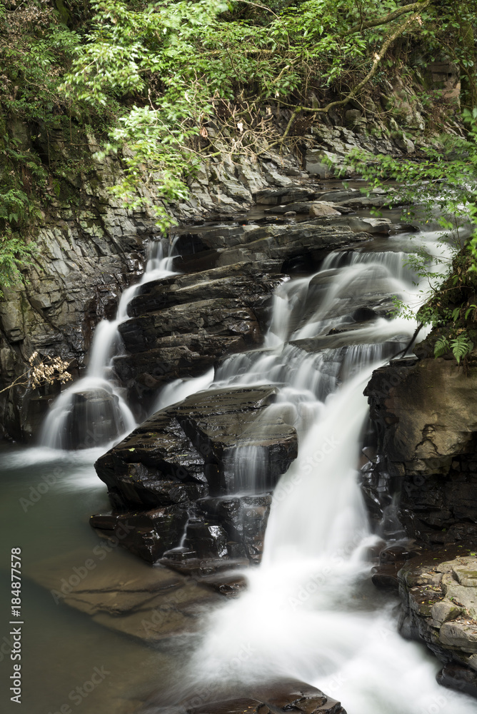 Naklejka premium 秘境七滝の流れ