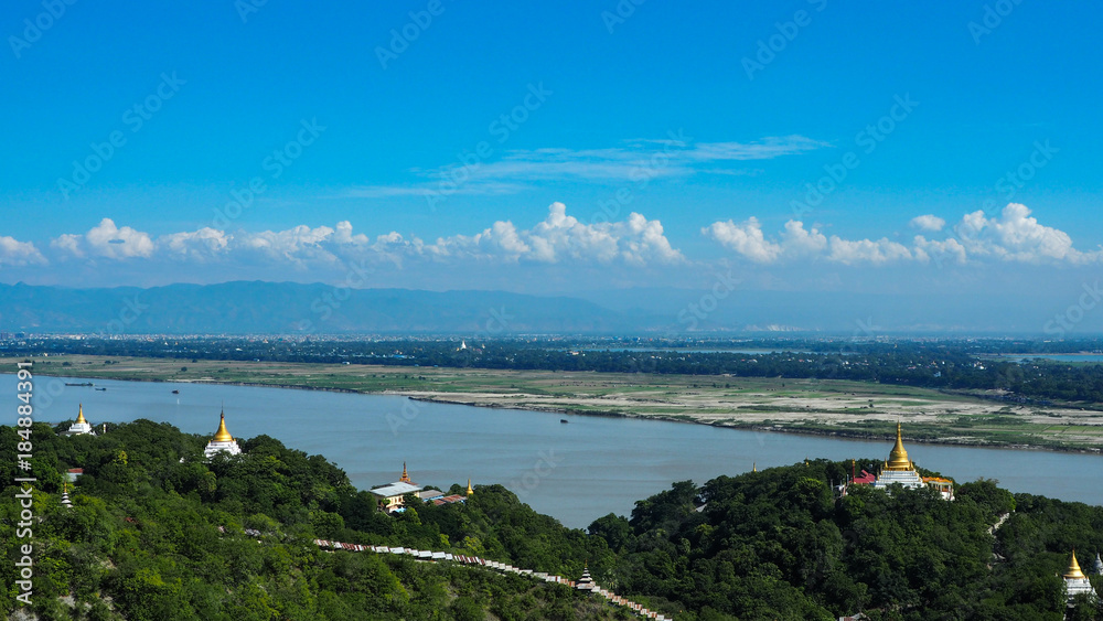 Obraz premium High angle view of multiple temples and pagodas on the mountains with Irrawaddy river in the background from sagaing hill, Sagaing region of Myanmar