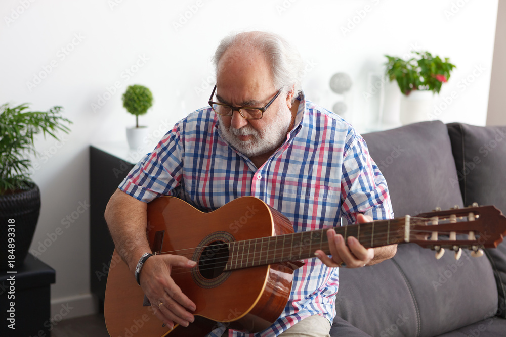 Obraz premium Retired man playing guitar