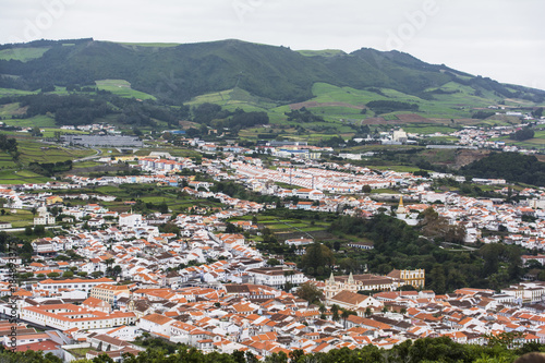 Blick vom Monte Brasil auf Angra do Heroísmo der Azoreninsel Terceira. © kgdad