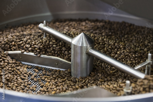 Machine for roasting coffee beans in large quantities