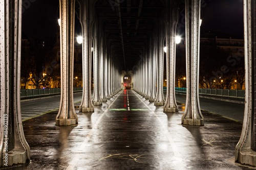 Early in the morning under the Bir-Hakim bridge in pairs, France © Satoshi Kina