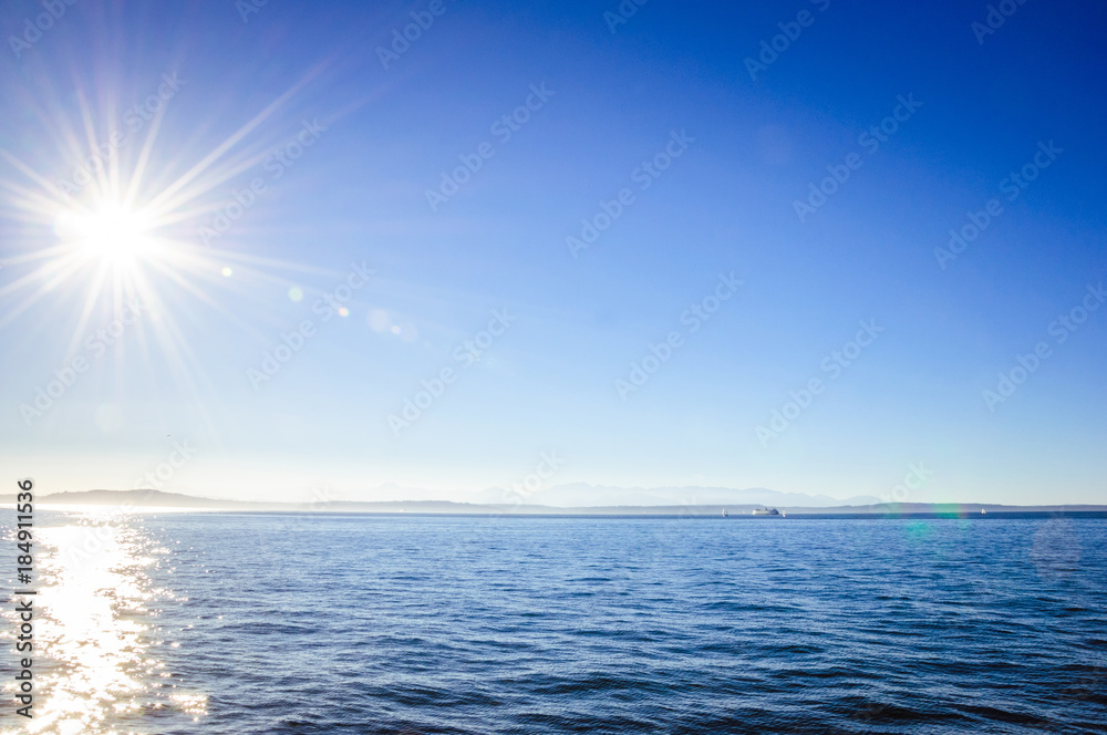 Fototapeta premium Sun shining on the water in Seattl bay area