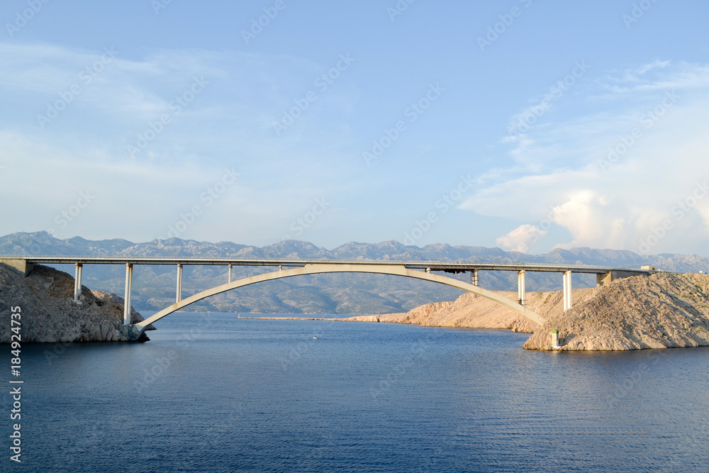 Obraz premium View of bridge at rocky coast