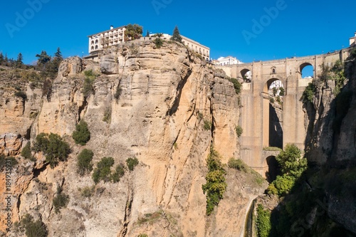 Puente Nuevo und Mirador de Ronda - Stadt in Andalusien © lavillia