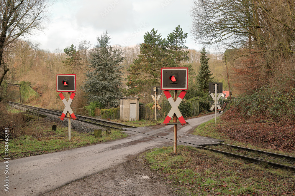Obraz premium Unbeschrankter Bahnübergang mit Haltesignal