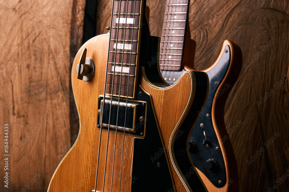 Fototapeta premium Drewniana elektryczna gitara basowa i klasyczna gitara elektryczna