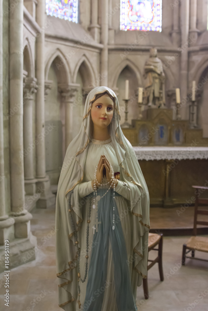 A statue of the Virgin Mary who praying
