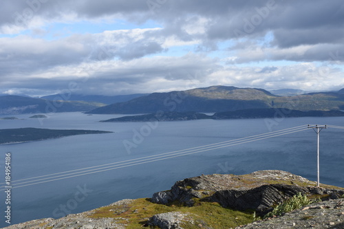 Norwegen, Finnmark, Sommer, Herbst, E6, Fjord, Berge, Insel, Badderfjorden, Kvænangen, Sandnes, Varden, Skorpa, Nøklan, Straße, Schneeplanken photo