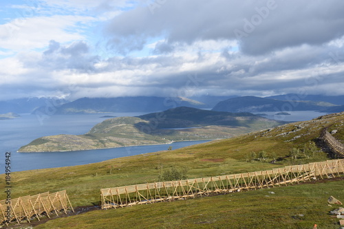 Norwegen, Finnmark, Sommer, Herbst, E6, Fjord, Berge, Insel, Badderfjorden, Kvænangen, Sandnes, Varden, Skorpa, Nøklan, Straße, Schneeplanken photo