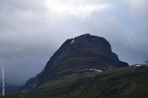 Norwegen, Nordnorwegen, Troms, Tromsö, Tromsø, Fjord, Balsfjord, Balsfjorden, Licht, Schatten, E8, Straße, Hauptstraße, Küste, Ufer, Gipfel, Wiese photo