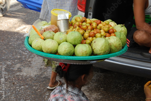 Vendeuse de rue, Myanmar photo