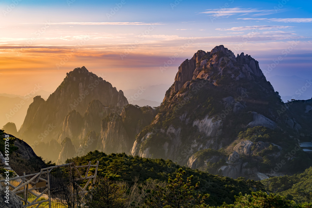 Obraz premium Beautiful mountains and rivers in Mount Huangshan, China