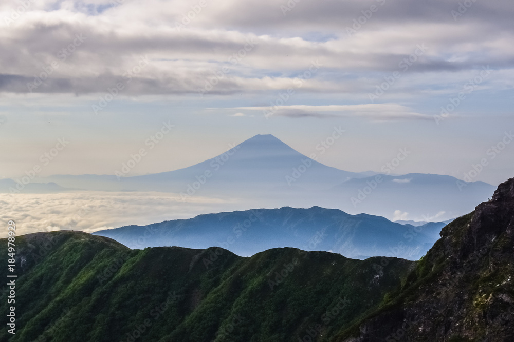 南アルプス、朝、北岳から富士山を遠望する、絶景登山