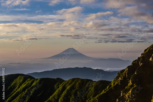 南アルプス、朝の北岳から富士山を遠望する、絶景登山
