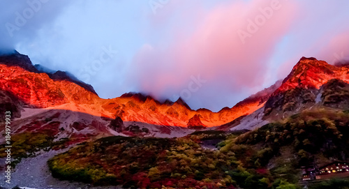 日本、北アルプス、穂高連峰、涸沢の紅葉、モルゲンロートの絶景
