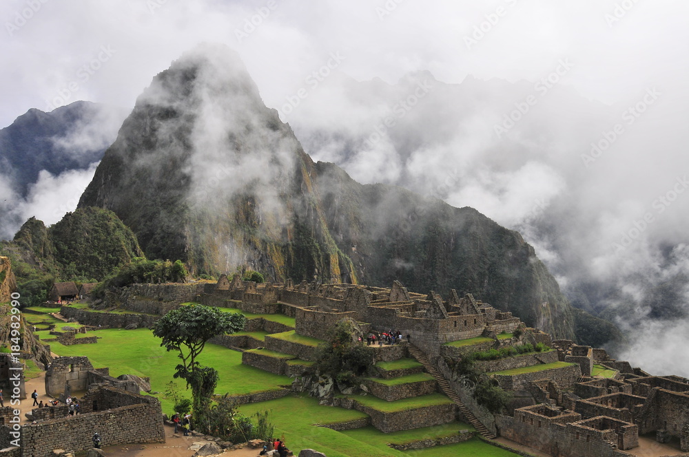Fototapeta premium Cloudy Machu Picchu