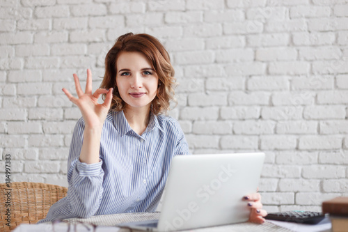 Canvas Print Business woman working on laptop and shoving ok