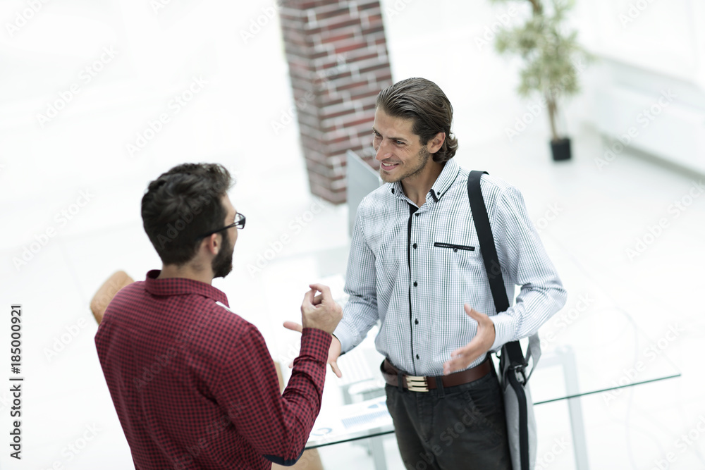 Obraz premium professionals speak, standing in the office