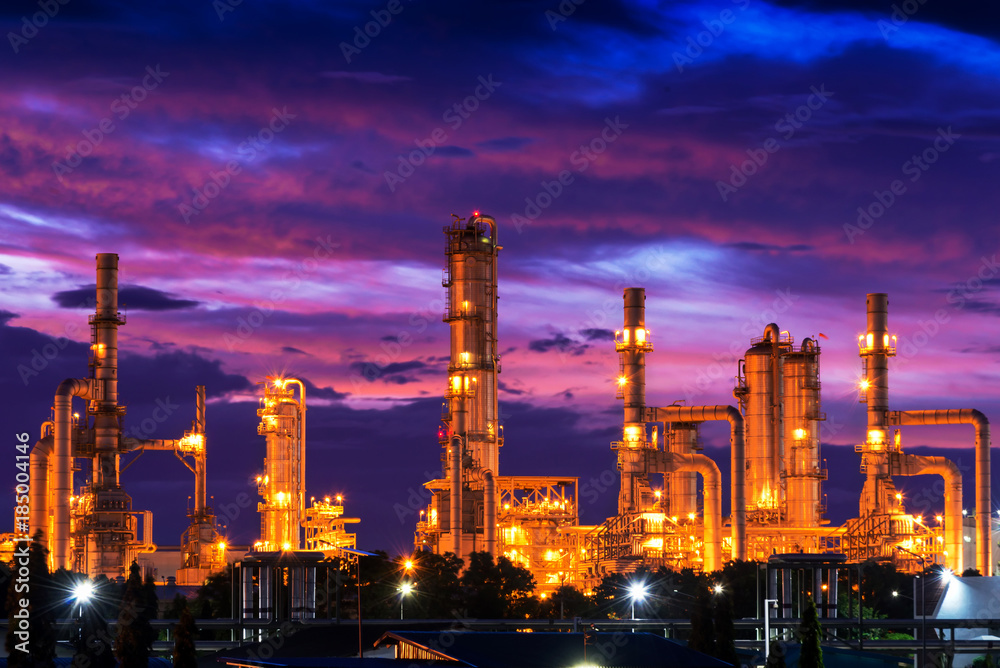 Fototapeta premium Rafineria ropy naftowej o zmierzchu