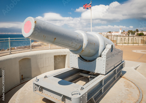 Obraz na płótnie Cannon on Gibraltar Europa Point with British flag in background w salonie