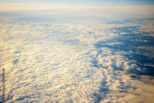 Nuvole fotografate dal finestrino di un aereo photo