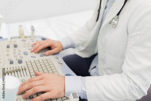 Doctor uses ultrasound to e...