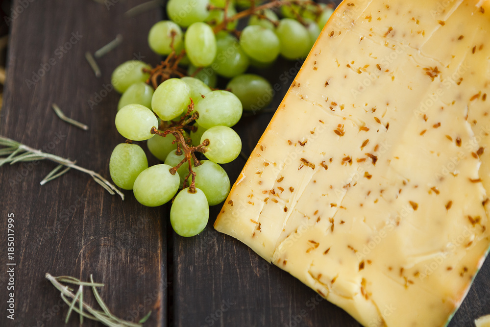 Фотография Gouda cheese with herbs closeup