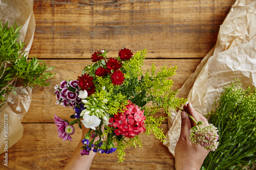 Valokuva creating a wild flowers bouquet flowershop with hands
