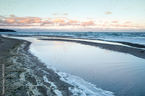 Fototapeta Naklejka Na Ścianę i Meble -  beach of the baltic sea in the morning sunset