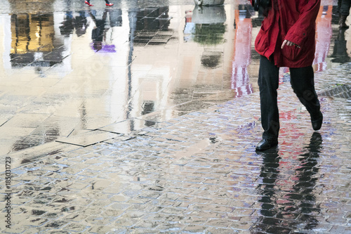 Roma, Italia. Persone che camminano sotto lapioggia. photo