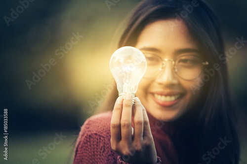 A young girl get a brilliant idea, use bulb as icon