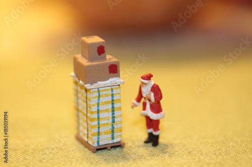 miniatura di Babbo Natale davanti ad un pancake di pacchi photo