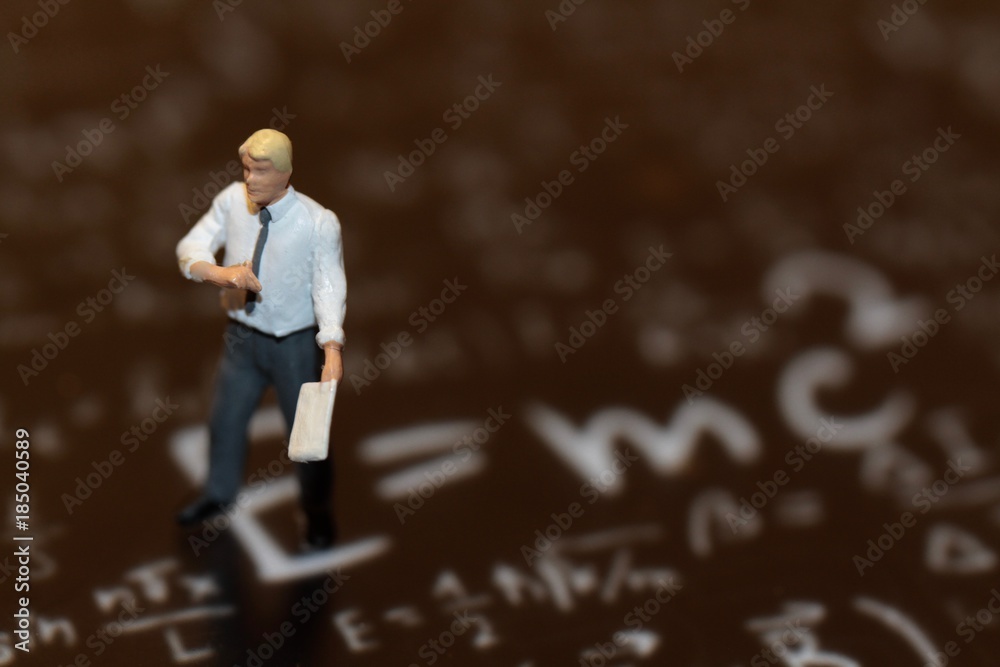 Fototapeta premium miniatura di insegnante di matematica sopra formule scritte a mano