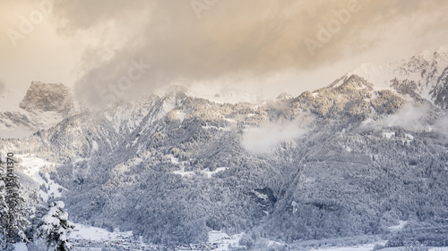 Verschneite Berglandschaft, Graubünden, Schweiz © michaelalan
