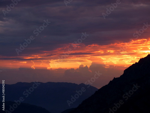 coucher de soleil rouge et jaune