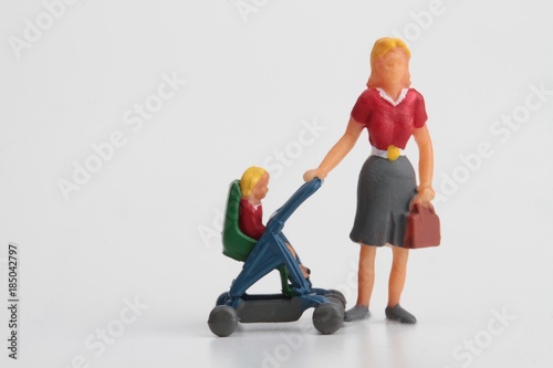 miniatura di mamme con passeggino e bambini