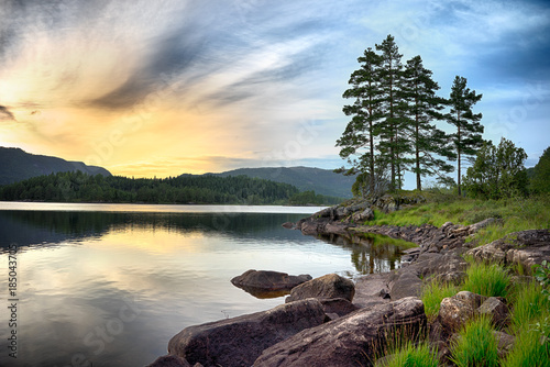 Fototapeta Naklejka Na Ścianę i Meble -  Wunderschöne unberührte Naturlandschaft am See und mit Bergen im Hintergrund