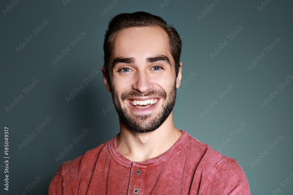 Obraz premium Young handsome man smiling on color background