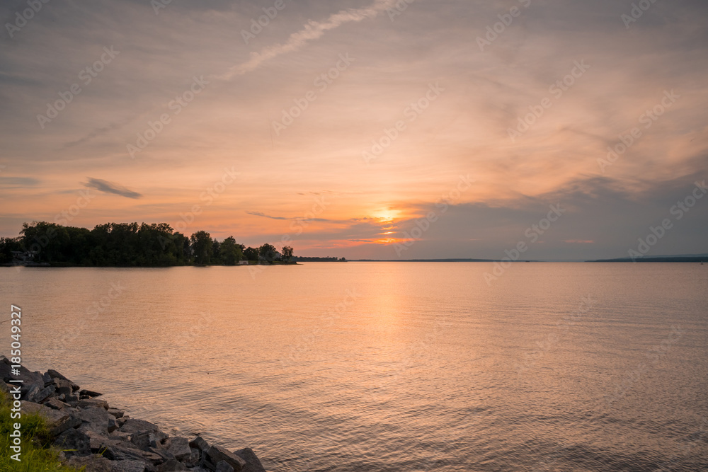 Obraz premium OTTAWA, ONTARIO / CANADA - JULY 30 2017: SUNSET AT OTTAWA RIVER. GATENAU VIEW.