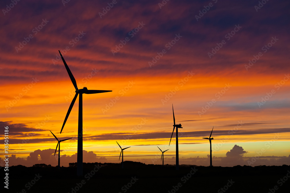 Obraz premium Silhouette of windturbines on an amazing sunset