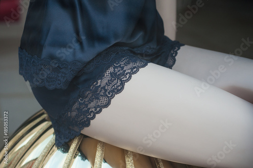 Foto détail nuisette en satin avec dentelle sur mannequin en vitrine