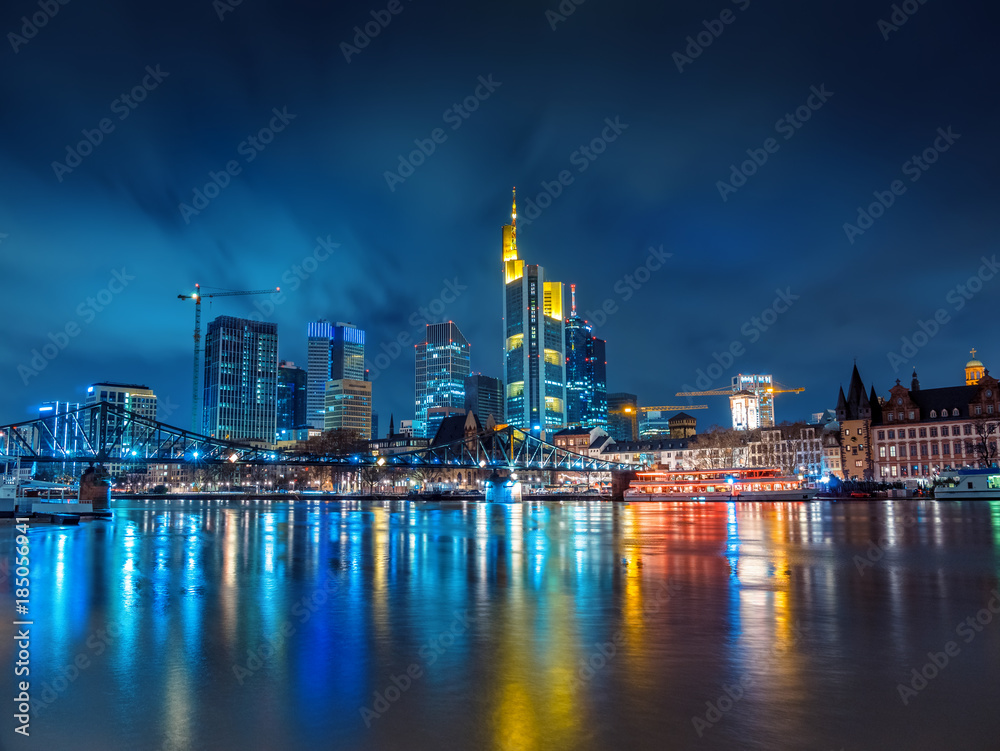 Naklejka premium frankfurter skyline bei nacht