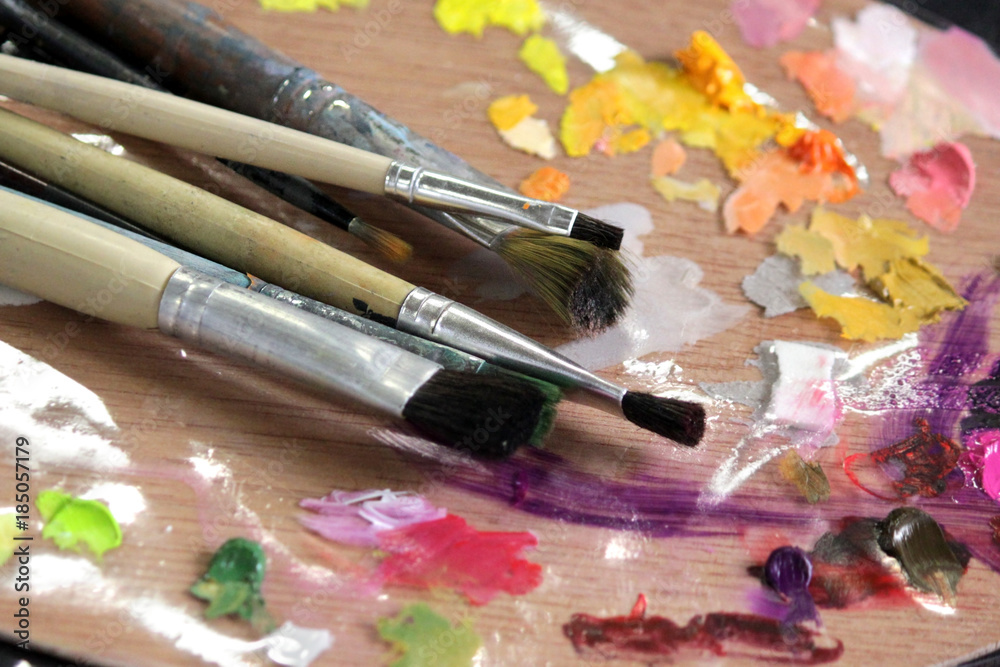 Obraz premium artists paint brushes on wooden palette