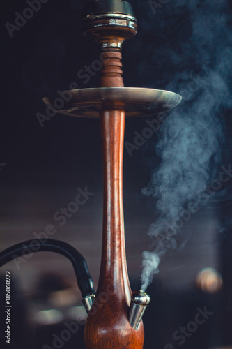 Obraz na płótnie Stylish hookah made of glass and wood w salonie