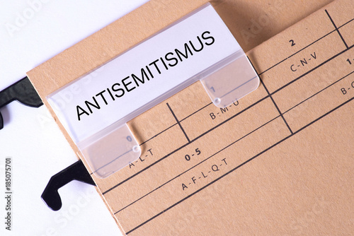 Ein Ordner mit dem Aufdruck Antisemitismus photo