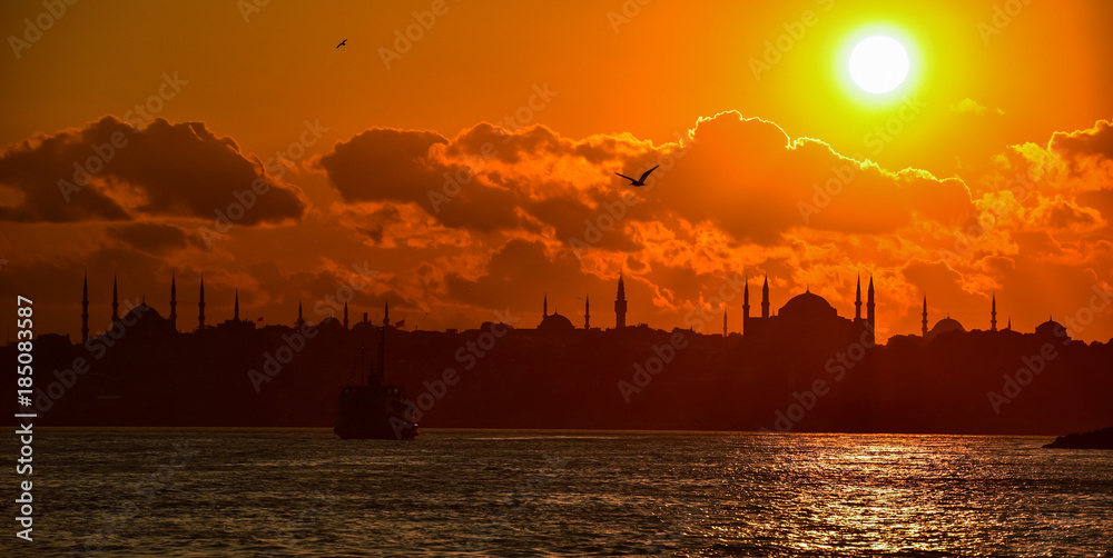 Obraz premium life, sunset and silhouette in istanbul