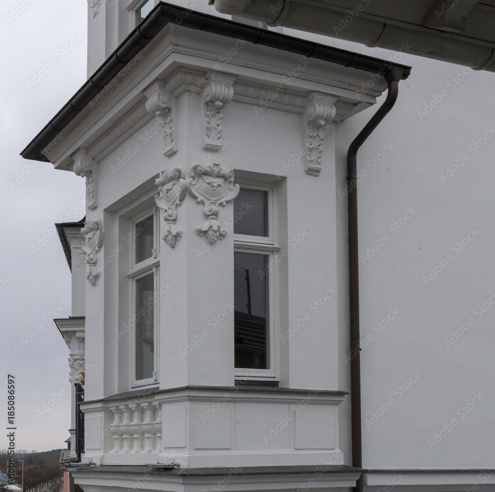Fenster eines Hauses mit Ornamenten