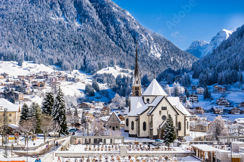 Chiesa alpina innevata photo