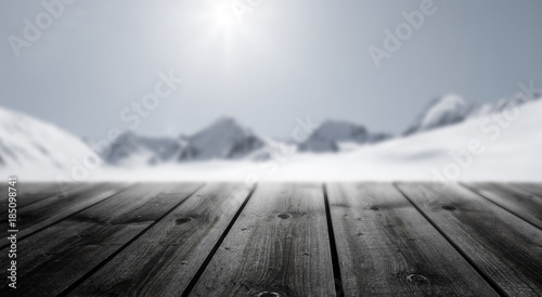 Schneelandschaft mit Holzterrasse